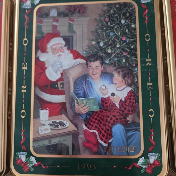 Unlock the Magic Holiday Oreo Tin Set - Picture 3 of 8